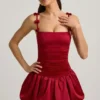 Vestido corto Cirilla con detalle de lazo y bajo abullonado en rojo intenso