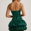 Vestido corto Clarice de satén con bajo abullonado y corsé en verde esmeralda