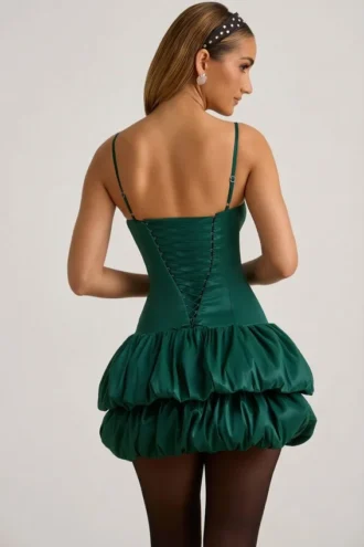 Vestido corto Clarice de satén con bajo abullonado y corsé en verde esmeralda