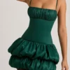 Vestido corto Clarice de satén con bajo abullonado y corsé en verde esmeralda