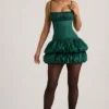 Vestido corto Clarice de satén con bajo abullonado y corsé en verde esmeralda