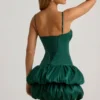 Vestido corto Clarice de satén con bajo abullonado y corsé en verde esmeralda