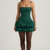 Vestido corto Clarice de satén con bajo abullonado y corsé en verde esmeralda