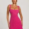 Vestido corto con aberturas y adornos Emilion en fucsia