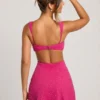 Vestido corto con aberturas y adornos Emilion en fucsia