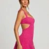 Vestido corto con aberturas y adornos Emilion en fucsia