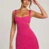 Vestido corto con aberturas y adornos Emilion en fucsia