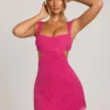 Vestido corto con aberturas y adornos Emilion en fucsia