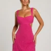 Vestido corto con aberturas y adornos Emilion en fucsia