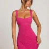 Vestido corto con aberturas y adornos Emilion en fucsia