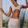 Vestido corto con aberturas y cordones Addison en blanco