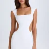 Vestido corto con aberturas y cordones Addison en blanco
