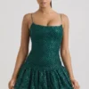 Vestido corto con bajo abullonado y adornos Callie en verde azulado Vestido corto con bajo abullonado y adornos Callie en verde azulado