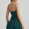 Vestido corto con bajo abullonado y adornos Callie en verde azulado Vestido corto con bajo abullonado y adornos Callie en verde azulado