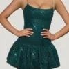 Vestido corto con bajo abullonado y adornos Callie en verde azulado Vestido corto con bajo abullonado y adornos Callie en verde azulado