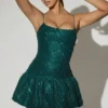 Vestido corto con bajo abullonado y adornos Callie en verde azulado Vestido corto con bajo abullonado y adornos Callie en verde azulado