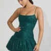 Vestido corto con bajo abullonado y adornos Callie en verde azulado Vestido corto con bajo abullonado y adornos Callie en verde azulado
