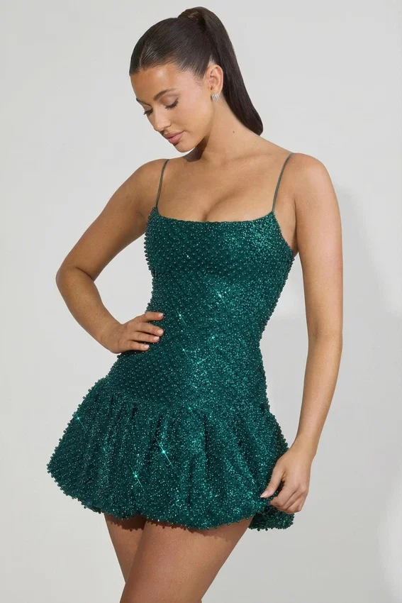 Vestido corto con bajo abullonado y adornos Callie en verde azulado Vestido corto con bajo abullonado y adornos Callie en verde azulado
