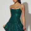 Vestido corto con bajo abullonado y adornos Callie en verde azulado Vestido corto con bajo abullonado y adornos Callie en verde azulado