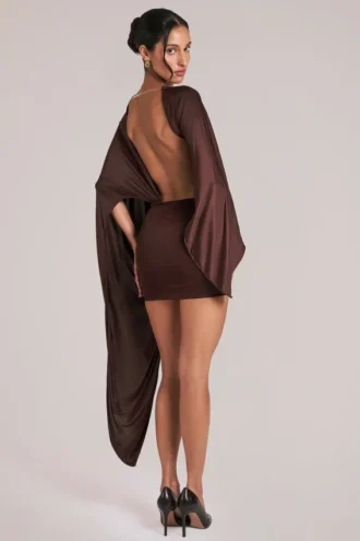 Vestido corto con capa drapeada Lida en marrón chocolate