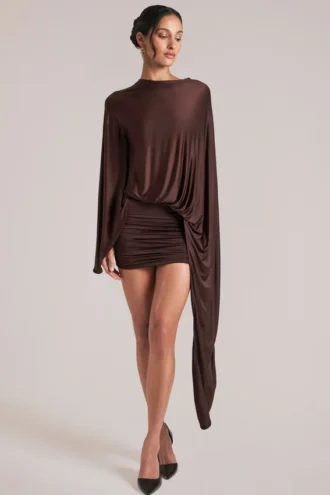Vestido corto con capa drapeada Lida en marrón chocolate