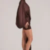 Vestido corto con capa drapeada Lida en marrón chocolate