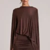 Vestido corto con capa drapeada Lida en marrón chocolate