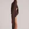 Vestido corto con capa drapeada Lida en marrón chocolate