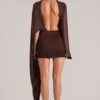 Vestido corto con capa drapeada Lida en marrón chocolate