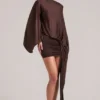 Vestido corto con capa drapeada Lida en marrón chocolate
