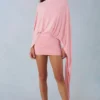Vestido corto con capa drapeada Lida en rosa palo Vestido corto con capa drapeada Lida en rosa palo