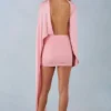 Vestido corto con capa drapeada Lida en rosa palo Vestido corto con capa drapeada Lida en rosa palo
