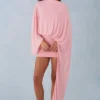 Vestido corto con capa drapeada Lida en rosa palo Vestido corto con capa drapeada Lida en rosa palo