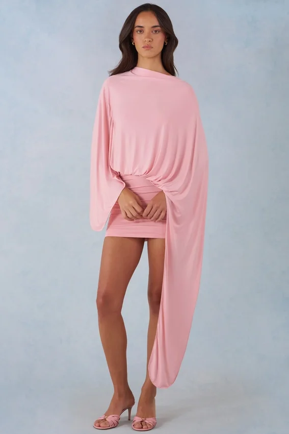 Vestido corto con capa drapeada Lida en rosa palo Vestido corto con capa drapeada Lida en rosa palo