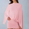 Vestido corto con capa drapeada Lida en rosa palo Vestido corto con capa drapeada Lida en rosa palo