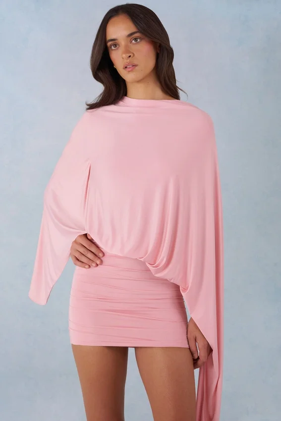 Vestido corto con capa drapeada Lida en rosa palo Vestido corto con capa drapeada Lida en rosa palo