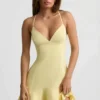Vestido corto con cordones y cintura baja Daria en amarillo