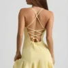 Vestido corto con cordones y cintura baja Daria en amarillo