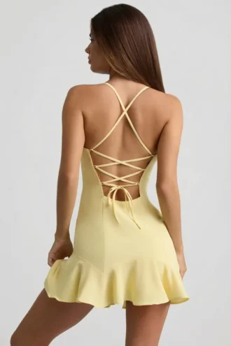 Vestido corto con cordones y cintura baja Daria en amarillo