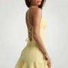 Vestido corto con cordones y cintura baja Daria en amarillo