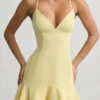 Vestido corto con cordones y cintura baja Daria en amarillo