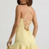 Vestido corto con cordones y cintura baja Daria en amarillo