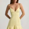 Vestido corto con cordones y cintura baja Daria en amarillo