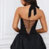Vestido corto con corsé, cuello halter y bajo abullonado con cordones Ludmila en negro