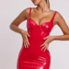 Vestido corto con corsé de vinilo y aros Ambrose en rojo fuego