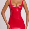 Vestido corto con corsé de vinilo y aros Ambrose en rojo fuego