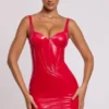 Vestido corto con corsé de vinilo y aros Ambrose en rojo fuego