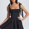 Vestido corto con corsé drapeado Bellamy en negro Vestido corto con corsé drapeado Bellamy en negro
