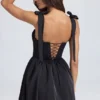 Vestido corto con corsé drapeado Bellamy en negro Vestido corto con corsé drapeado Bellamy en negro