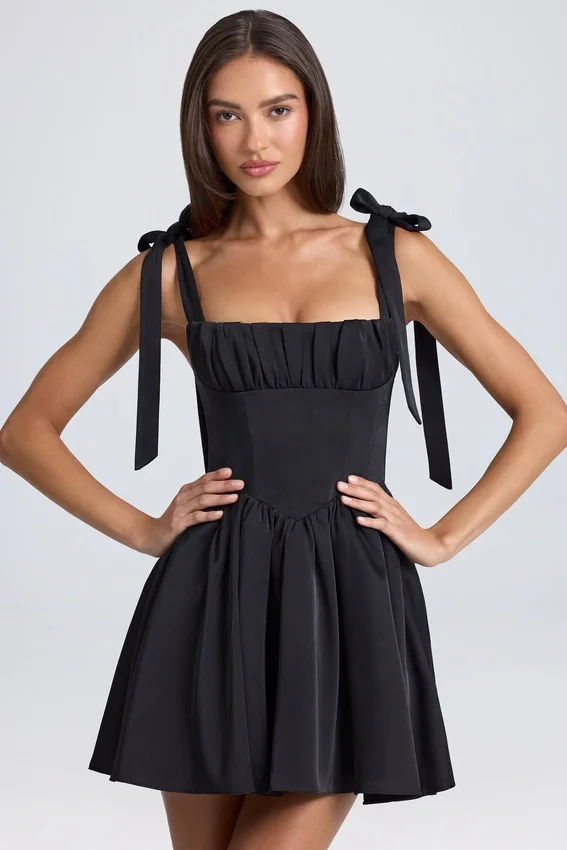 Vestido corto con corsé drapeado Bellamy en negro Vestido corto con corsé drapeado Bellamy en negro